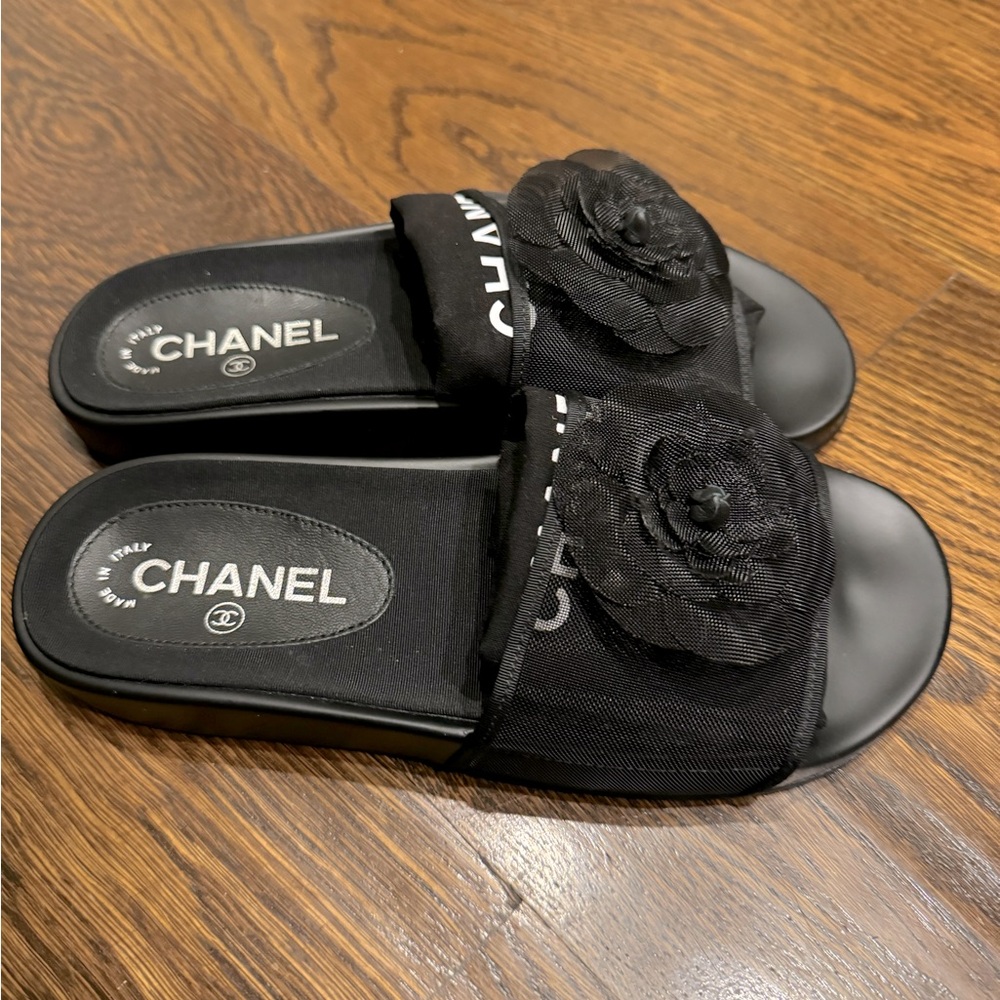 CHANEL BLK SLIDES with CAMELLIA FROM RUE CAMBON PARIS SHOP SIZE 37 PRISTINE